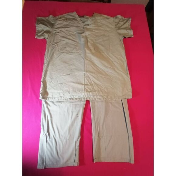 "Essentials" brand Scrubs Set - Size: Large  (0639) - Picture 1 of 12